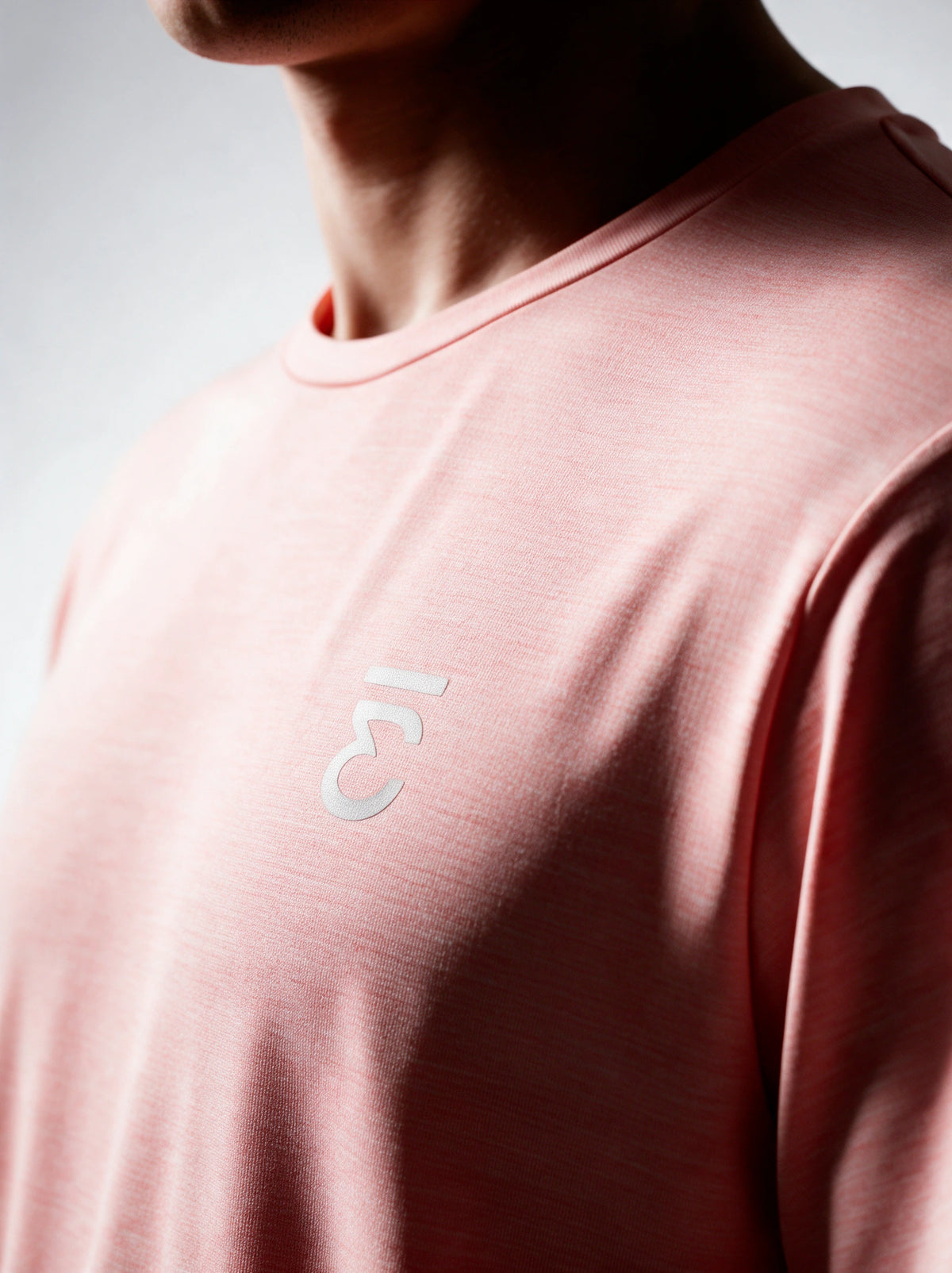 Un t-shirt qui se porte aussi hors du court